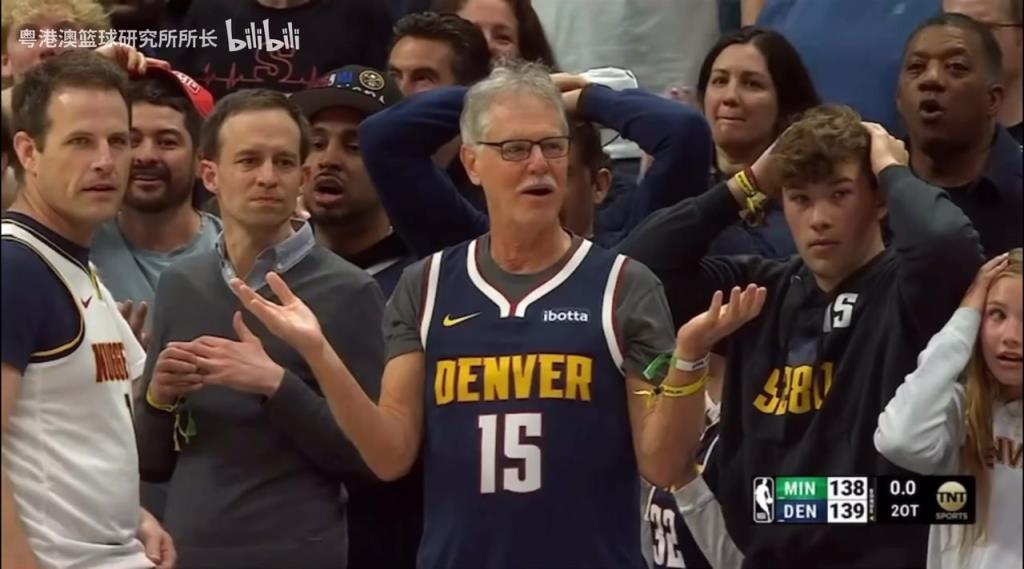 導(dǎo)火索？回顧此前掘金對陣森林狼，威少送出三分犯規(guī)后的眾生相！