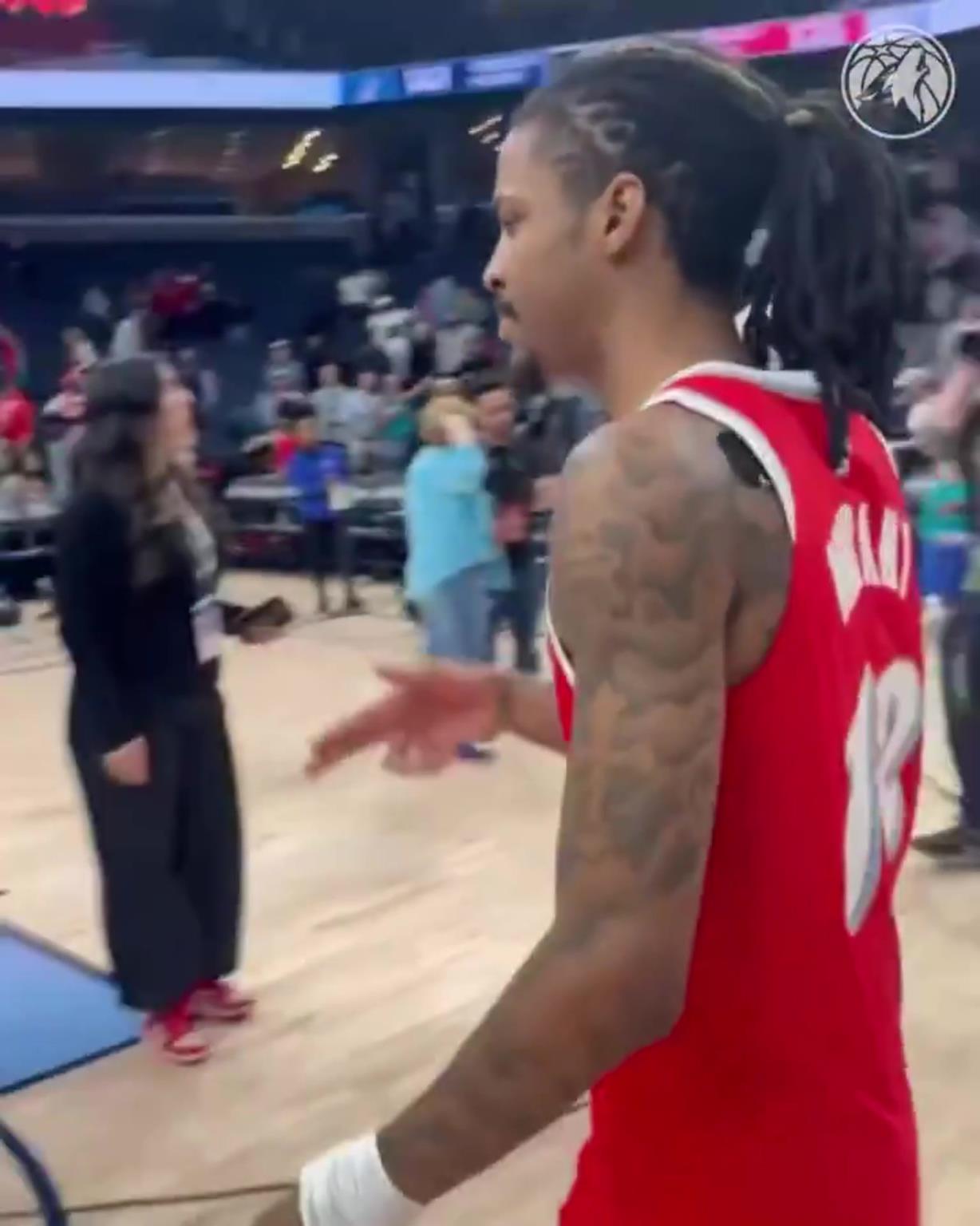 笑死！莫蘭特賽后與華子握手，竟然也是比出“手槍”的手勢