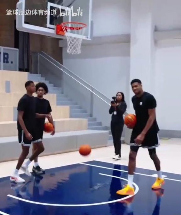 別人能學(xué)得來(lái)嗎？名場(chǎng)面：字母哥指導(dǎo)小球員籃下腳步！