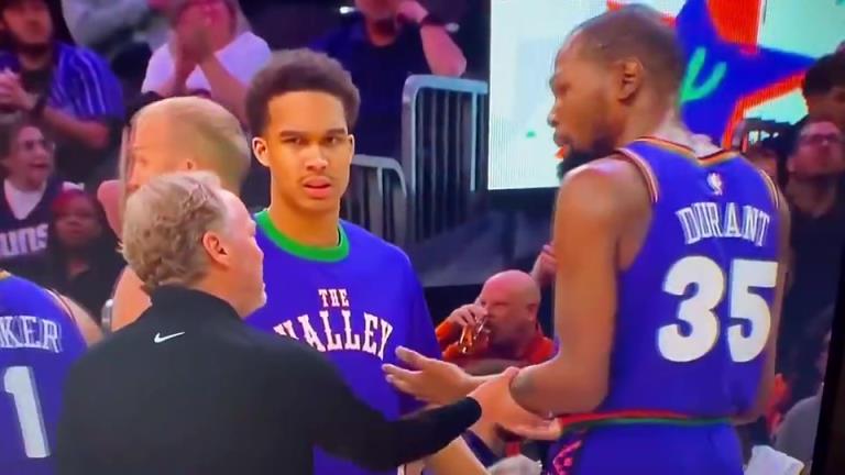 下課導(dǎo)火索？主帥布登此前抓住KD手臂要說(shuō)什么，被一把甩開！